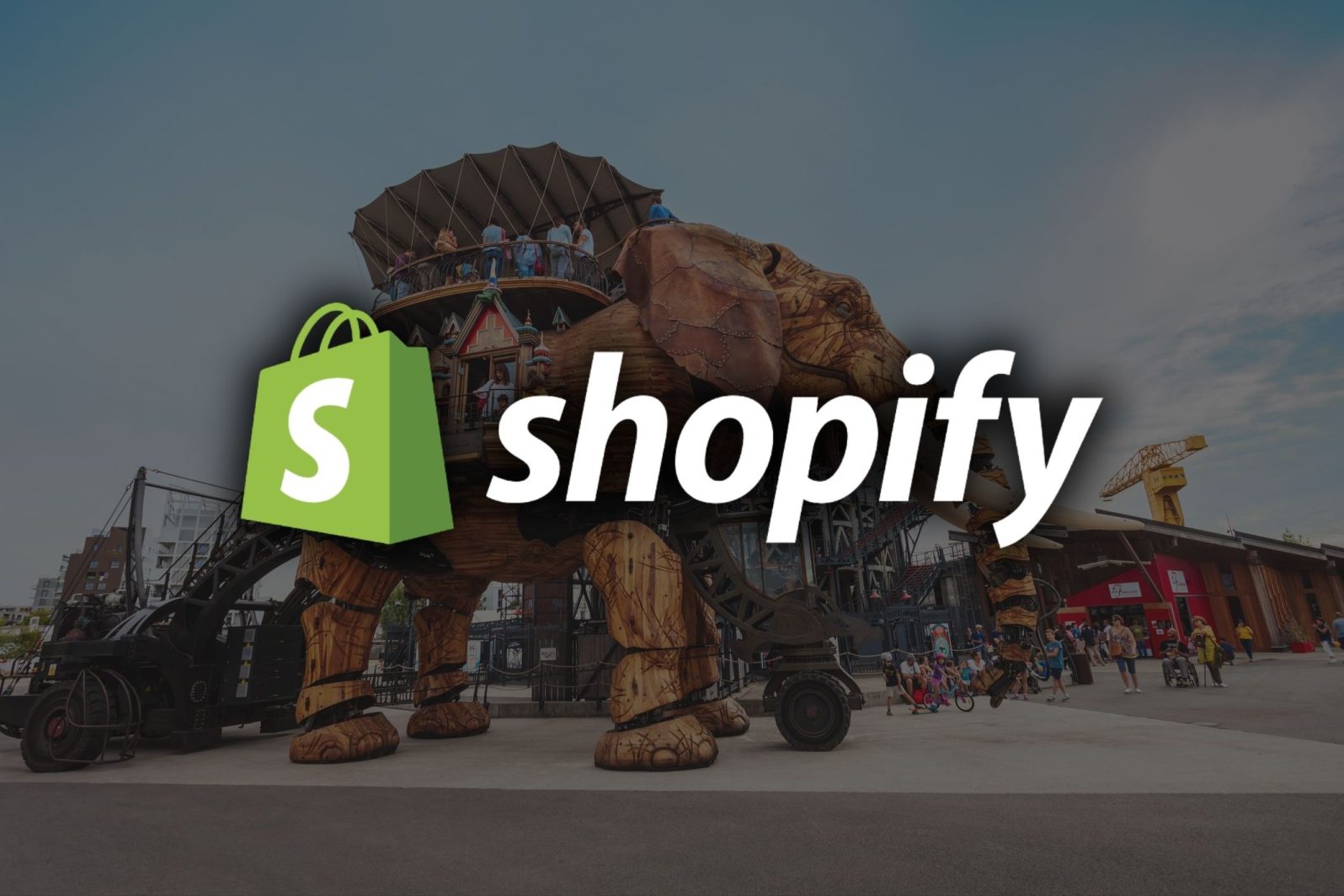 Un logo de Shopify sur une photo illustrant le quartier de la Créativité de Nantes